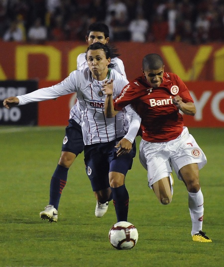 En los minutos finales, Omar Arellano, quien durante casi todo el partido se vio desconcertado, se ganó la tarjeta roja al golpear a D'Alessandro cuando el Inter únicamente estaba esperando la conclusión del juego.