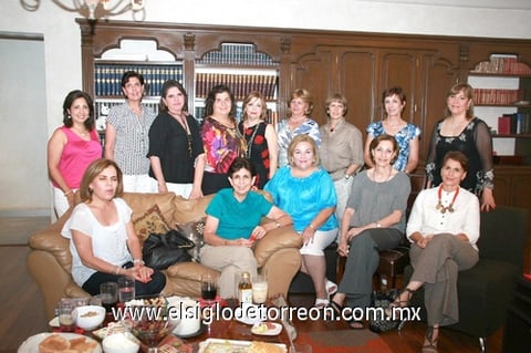 19082010 Distinguidas damas durante su reunión de amigas.