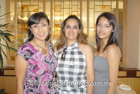 19082010 Disfrutan. Flor Hernández, Blanca Sánchez y Daniela García.