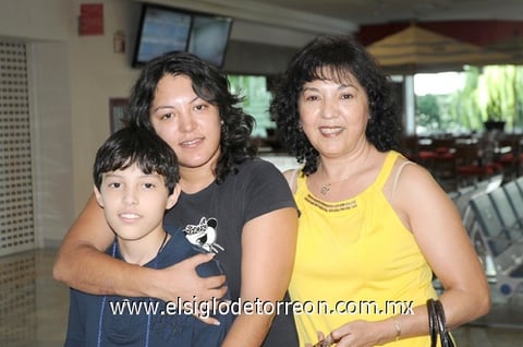 19082010 Torreón. Ricardo Sánchez regresó de la Ciudad de México y fue recibido por su mamá Gaby Fernández y su abuelita Mercedes Marrujo.