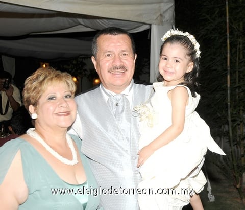 19082010 Sandra, Barby y Rubén Guzmán.