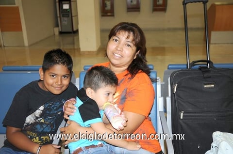 19082010 Puerto Vallarta. Para disfrutar de un periodo de vacaciones volaron Edith y sus hijos Oswaldo y Guillermo Gallardo.