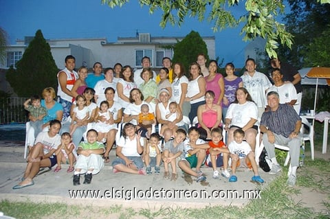 20082010 Muy contentos disfrutaron los festejados junto a sus familiares.
