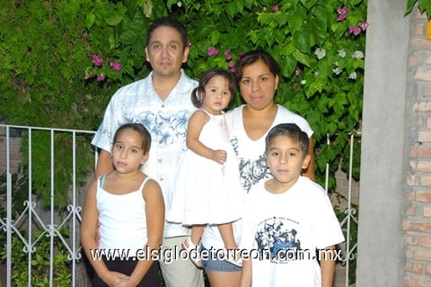 20082010 José de Jesús Sánchez  festejó su cumpleaños en compañía de su esposa: Sra. Patricia de Sánchez e hijos, Jesús Alberto, Ana Karen y Perita.