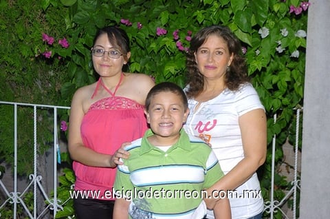 20082010 El pequeño Diego Gustavo fue festejado por su mamá Sra. Mónica Sánchez y lo acompañó su madrina Irene Sánchez.