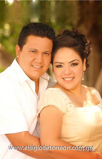 20082010 Srita. Milagros López Almeida y Sr. Luis Enrique García Soriano efectuaron su presentación religiosa el pasado diez de julio de 2010 en la parroquia de San Juan de Los Lagos ante el Pbro. Ramiro Mora. Ellos son hijos de los señores: Tito Armando García Reyes y Rosa Isela Soriano Morales; Jesús López Ramírez y María del Socorro Almeida González.- Maqueda Fotografía