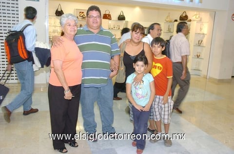 20082010 AEROPUERTO. La familia Ojeda acudió para despedir a un familiar.