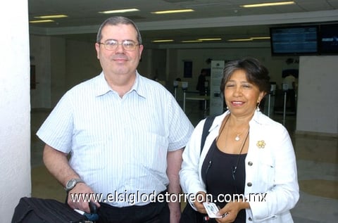 20082010 Torreón. Proveniente de la Ciudad de México arribó a la ciudad Alexander Gerbacio y fue recibido por Esther Juárez.