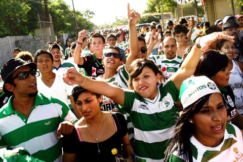 La siempre fiel afición lagunera se hizo presente en el Volcán rapa apoyar a sus Guerreros.