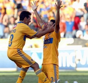 Con un futbol práctico y un gol al minuto ocho, Tigres de la UANL venció 1-0 a Santos Laguna y de paso le cortó la marcha perfecta que llevaba en el Torneo Apertura 2010 del futbol mexicano, al jugarse la fecha cinco.