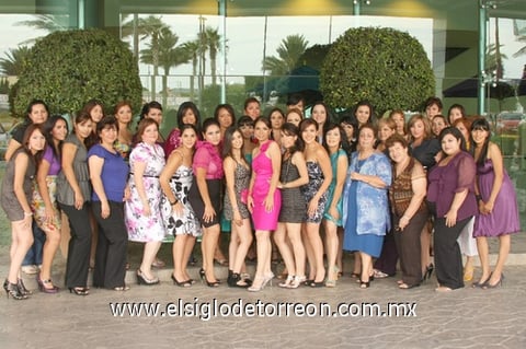 21082010 Amigas y familiares estuvieron presentes en su festejo prenupcial.