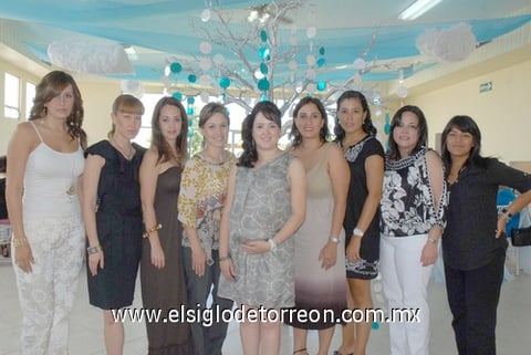 21082010 Jilma Ysais de Mayagoitia, en su fiesta de canastilla, acompañada por sus amigas.