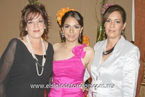 21082010 Radiante lució en su despedida de soltera Nuria Ruvalcaba del Bosque, la acompañan las anfitrionas de tan importante evento C.P. Laura Elena del Bosque de Valle su mamá y Sra. Leticia Campos Amador futura suegra.