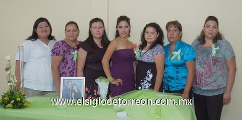 21082010 Lució feliz Martha Alicia durante su despedida de soltera a la que acudieron familiares entre ellas se encontraban: Karla de León, Genoveva de León, María de León, Scarlett R de León, Martha de León y Patricia de León.