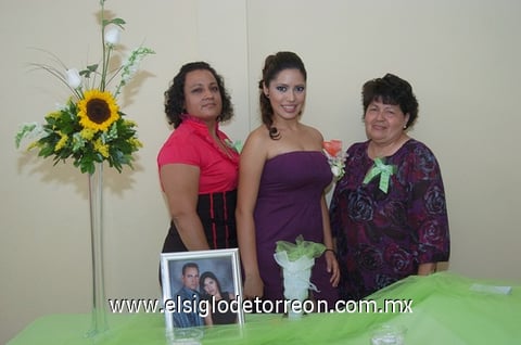 21082010 Acompañan a Martha Alicia las organizadoras de su festejo prenupcial Sra. Valentina Espino de Velázquez su futura suegra y Sra. Martha Olivares de De León.