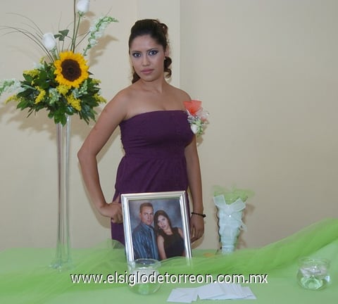 21082010 Martha Alicia de León Rendón muy feliz por su despedida de soltera ya que en breve contraerá nupcias con Lic. Osvaldo Velázquez Espino.