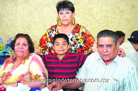 21082010 Óscar Raúl Valverde Rodríguez, su mamá Elsa Aurora Rodríguez Alanís y sus abuelitos Elsa Aurora y Salvador Rodríguez.