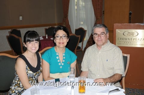 21082010 Norma Sánchez, Karla López y Carlos Atilano.