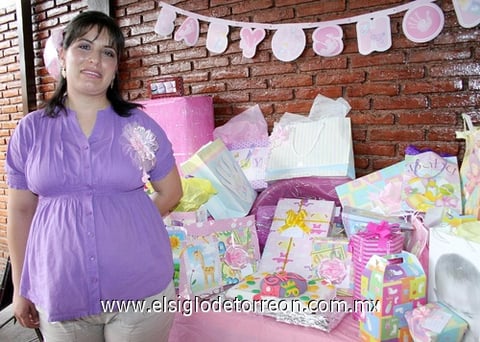 21082010 Jatziry Uribe Menchaca durante la fiesta de canastilla en honor de la próxima llegada de una hermosa niña.