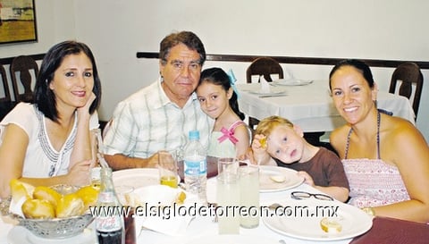 22082010 Luz García, Francisco Ibarreche, Roberta Soto, Patricio Soto y Zuriñe Ibarrete de Soto.