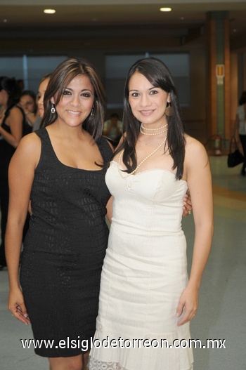 22082010 Disfrutan. Lulú de Valenzuela y Valeria de Durán.