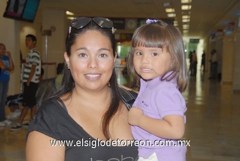 21082010 Aeropuerto. Sugey de Monreal y Sofía Monreal llegaron a Torreón provenientes de la Ciudad de México.