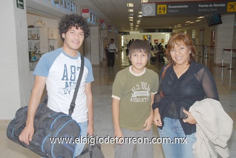 21082010 Torreón. Después de un periodo vacacional por la ciudad de Guadalajara llegó a Torreón la familia Silva Cordero.