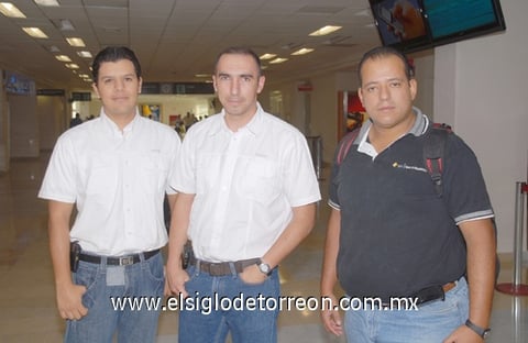 21082010 Torreón. José Luis y Rogelio llegaron a la ciudad provenientes de la Ciudad de México y fueron recibidos por Ismael.