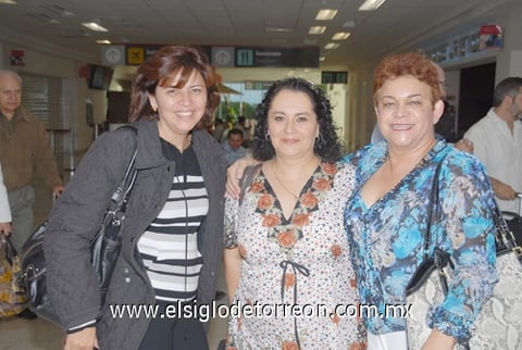 21082010 Torreón. Irma Espinoza y Glagyz Weil llegaron de la Ciudad de México y fueron recibidas por Carmen de Huiles.