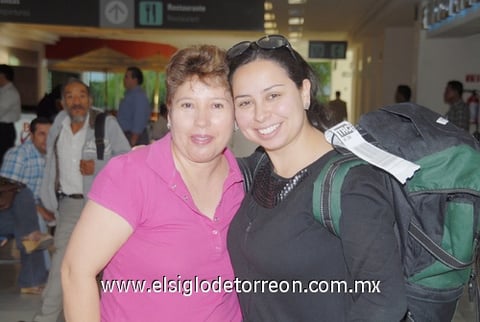 21082010 Torreón. Silvia Meraz terminó su viaje por la Ciudad de México y fue recibida por Silvia Mendíaz.