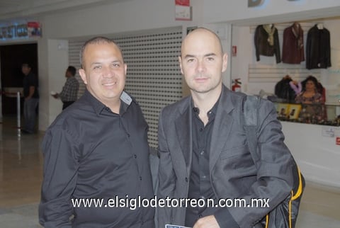 21082010 Ciudad de México. Carlos y Carlos partieron para realizar un viaje de negocios.