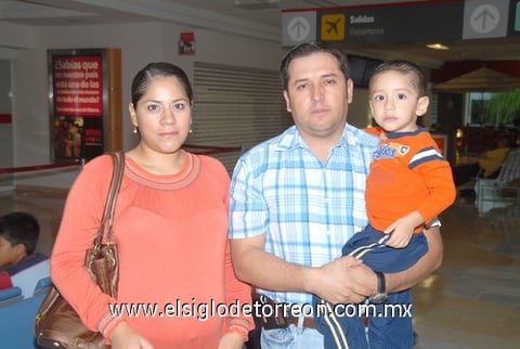 23082010 Chihuahua. Berenice Martínez y Rubén Moreno despidieron a Fernando Moreno quien se fue en plan de trabajo.