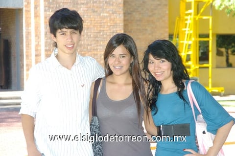 24082010 Eugenio González, Cristina Solís y Jhoana Gallegos.