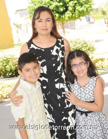 24082010 Lucy Cueva y sus hijos Óscar y Daniela.