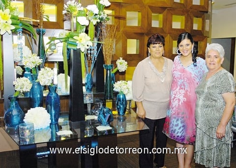 24082010 Zuriha Barrientos de González junto a su mamá Rosa Amelia Sorola y su suegra Conchita Quintero de González en reciente festejo.