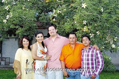 24082010 Adriana y Javier acompañados de familiares y amigos.