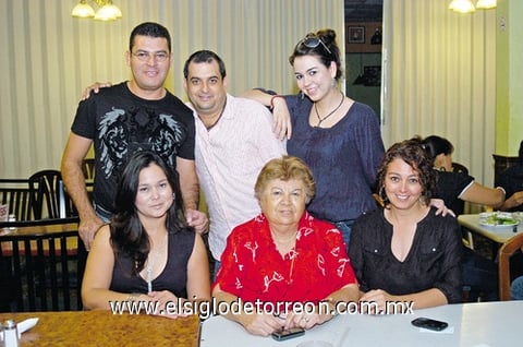 24082010 En alegre convivencia fueron captados en su restaurante favorito: Laura, Ninfa, Lorena, Luisa Fernanda, Pato y Luis.