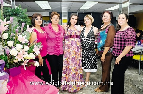 24082010 Graciela Esquivel de Montes, Rosa María Flores de Espino, Griselda Espino Flores, Lorena Montes de Rivera y María Guadalupe Moreno Ortiz organizaron una fiesta de canastilla en honor de América Montes de Espino y la pequeña Alexandra.