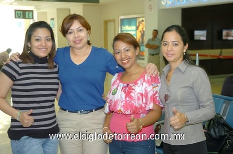 24082010 Torreón. Proveniente de la Ciudad de México llegó a Torreón Víctor Martínez por cuestiones laborales.