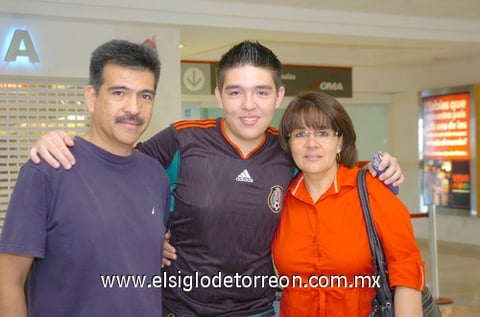 24082010 Riviera Maya. Daniel Lam partió para realizar practicas profesionales y fue despedido por sus papás Martín Lam y Perla Lomas de Lam.