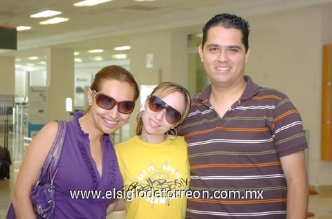 24082010 Ciudad de México. Por cuestiones de trabajo viajaron Laura Montañés y Miguel Barrios quienes fueron despedidos por Anilú Montañés.
