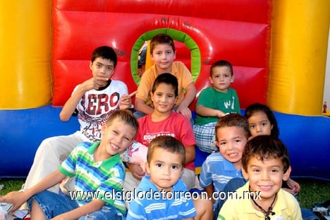 25082010 Eduardo Muñoz acompañado de sus amiguitos el día de su fiesta de cumpleaños.