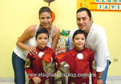 25082010 Alberto Alessandro y Javier Alejandro Gutiérrez Rodríguez junto a sus papás Ana Laura Rodríguez y Alejandro Gutiérrez.