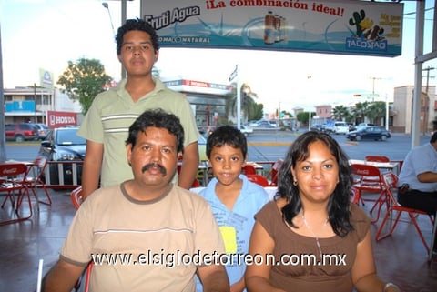 25082010 María Imelda López, José Antonio, Ricardo, Joseline y Cristián Jara.