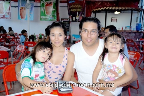 25082010 Gaby, Mía, Luis, y Nina.