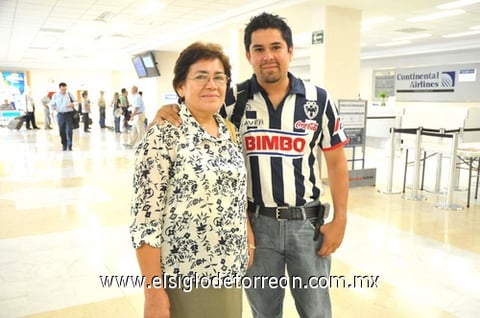 25082010 Houston. José Manuel Alvarado se despidió de Rosario Monroy de Alvarado, para tomarse unos días de vacaciones.