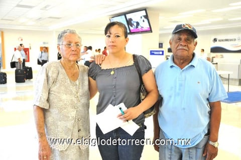 25082010 Miami. San Juana Reza se despidió de Raquel de los Santos y Juan Lozano, para tomar un descanso.