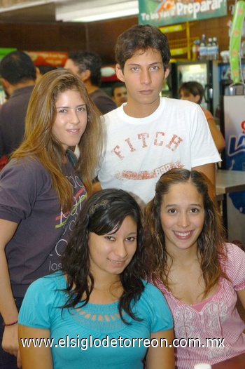 26082010 Luisa Salinas, Karina Morquecho, Lorena Rodríguez y Eduardo Tueme.