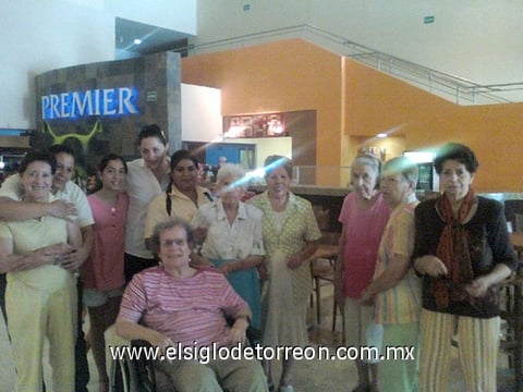 26082010 Grupo de compañeros de Más Vida disfrutaron de gratos momentos recientemente durante su visita al cine.
