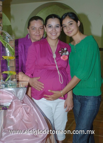 26082010 Gloria Meredith Ramos junto a su mamá Gloria Ramos de la Rosa y su hermana Alejandra Ramos, el día de su festejo de canastilla.